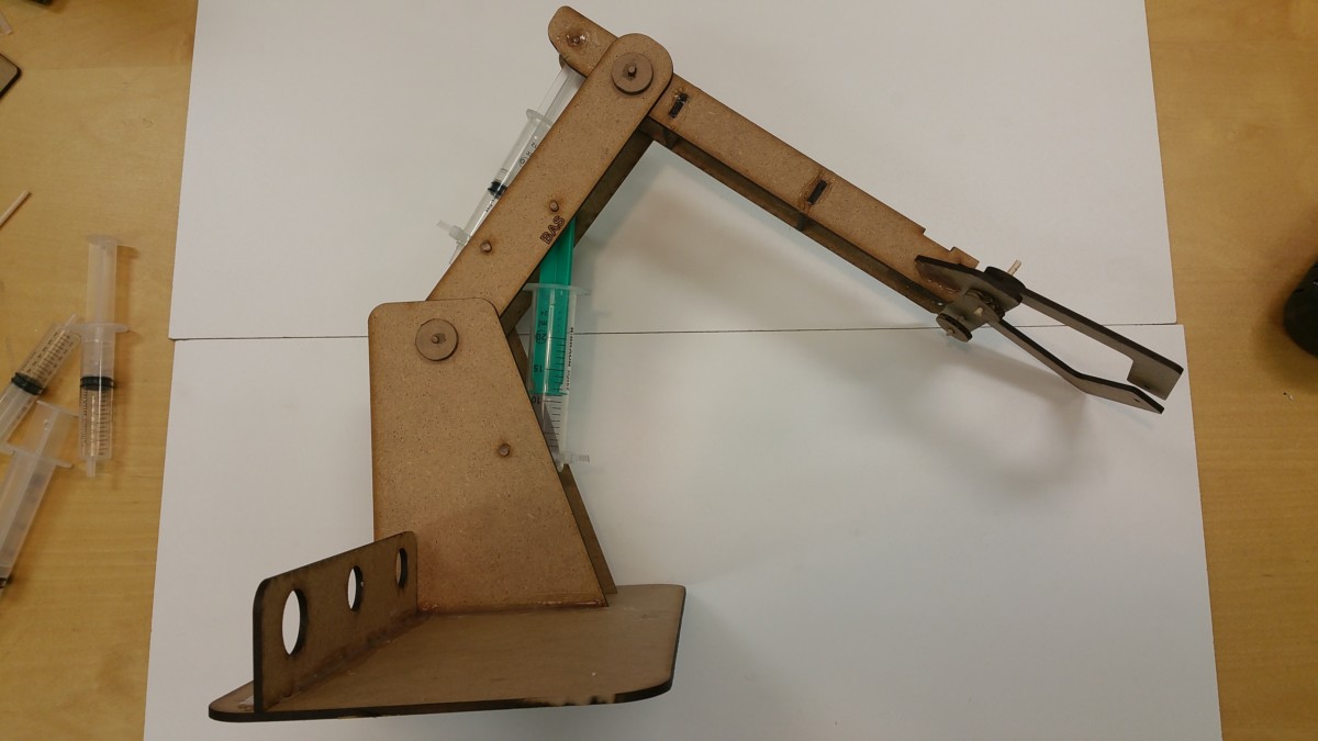 Bras robotique avec système hydraulique avec seringues, fichiers